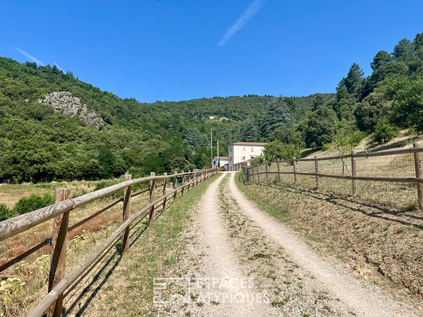 Propriété avec 10ha de terrain et installations équestres