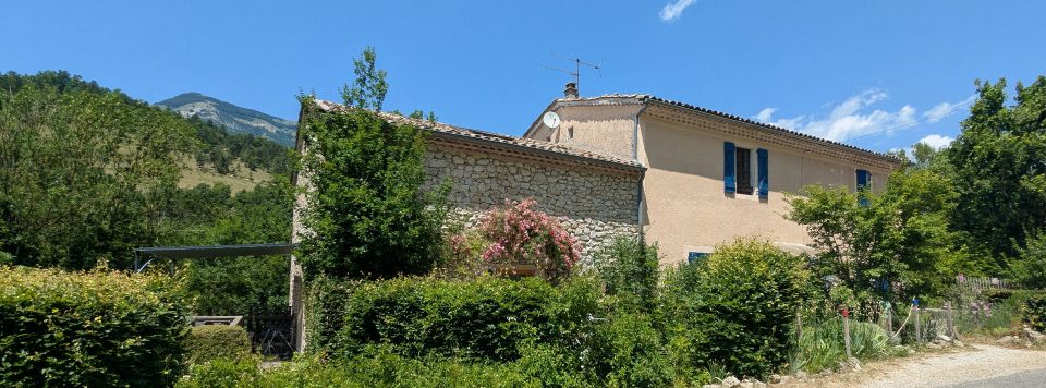 Refuge enchanteur dans le Vercors : maison double avec gîte, chambres d'hôtes et camping au bord de l'eau