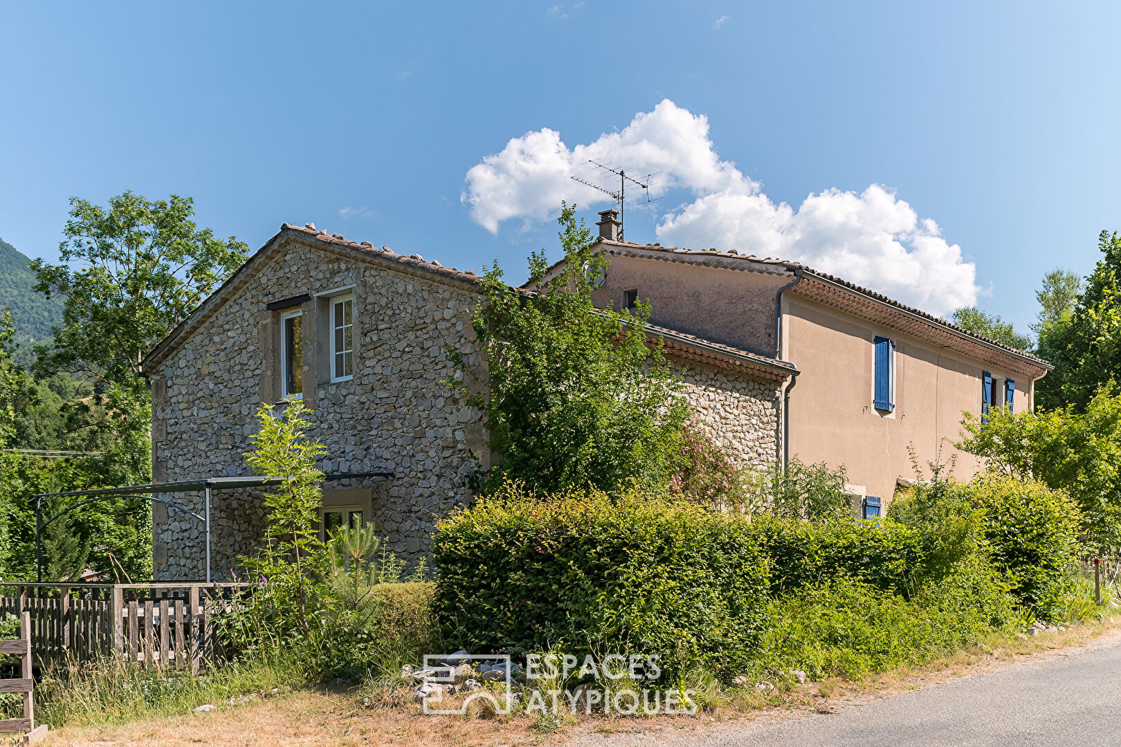 Enchanting refuge in Diois: double house with gîte, guest rooms and campsite by the water