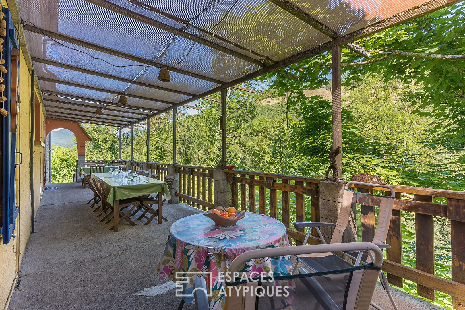Refuge enchanteur dans le Vercors : maison double avec gîte, chambres d’hôtes et camping au bord de l’eau