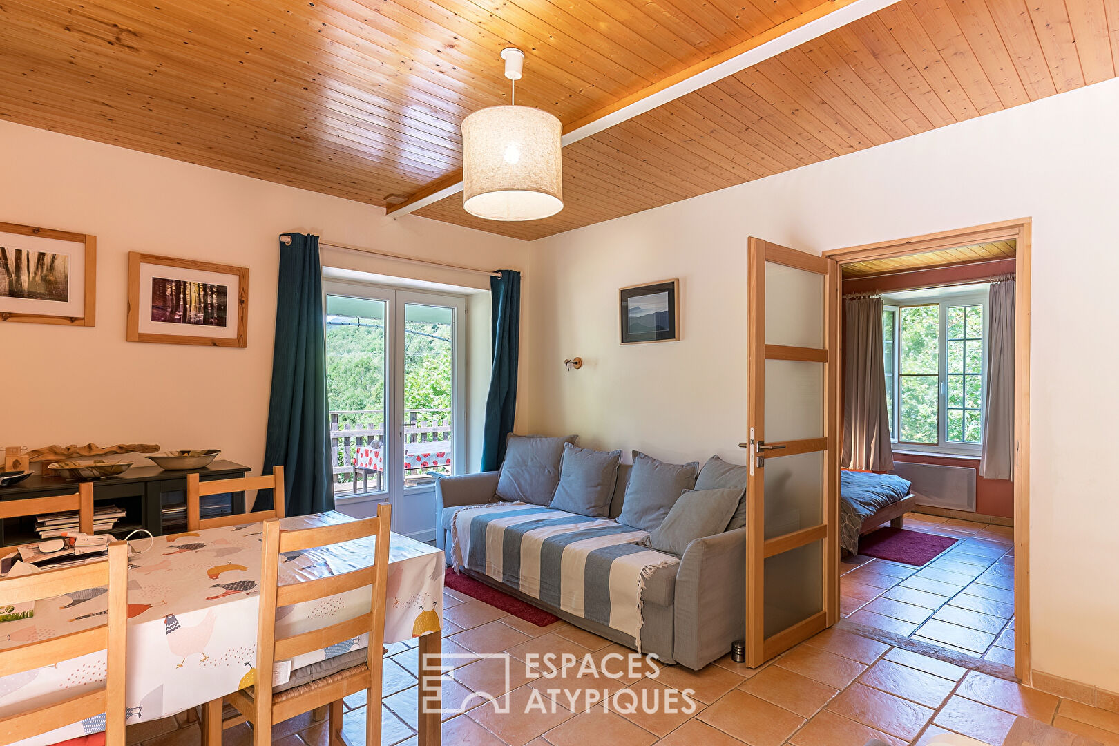 Refuge enchanteur dans le Vercors : maison double avec gîte, chambres d’hôtes et camping au bord de l’eau