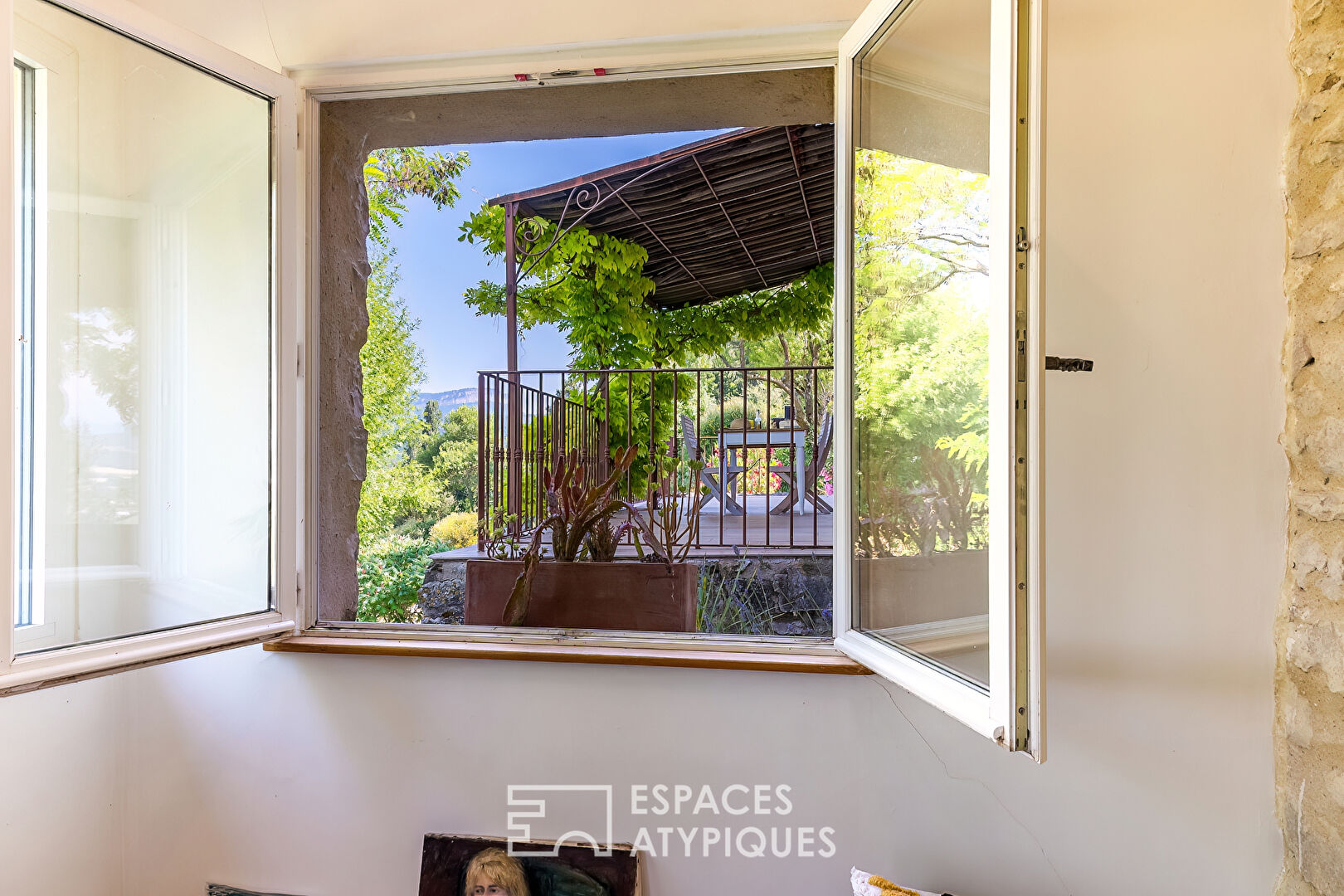 Maison en pierre avec piscine et vue dégagée – Collines de Crest