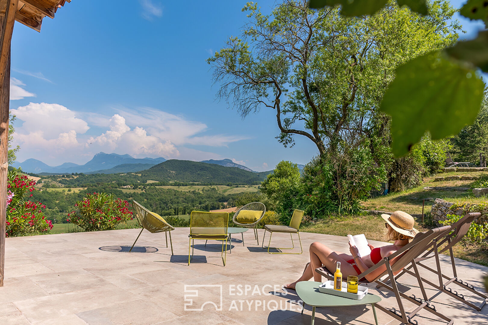 Maison en pierre avec piscine et vue dégagée – Collines de Crest