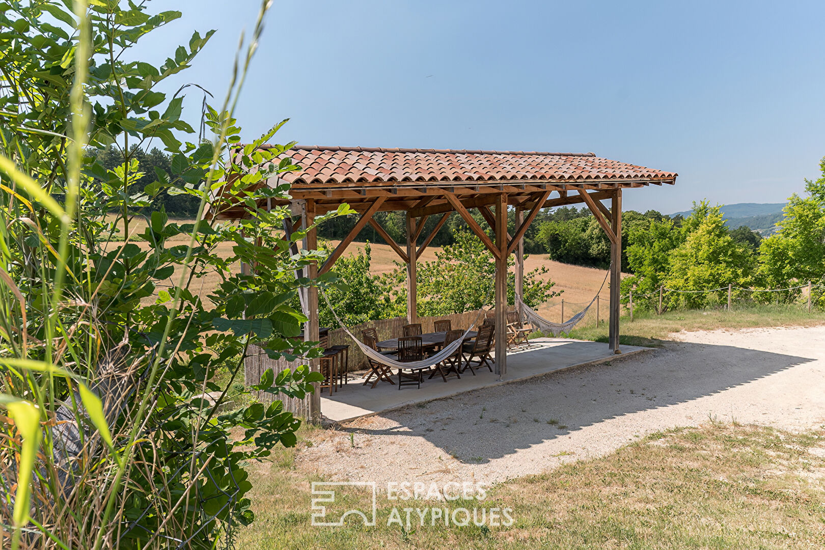 Maison en pierre avec piscine et vue dégagée – Collines de Crest