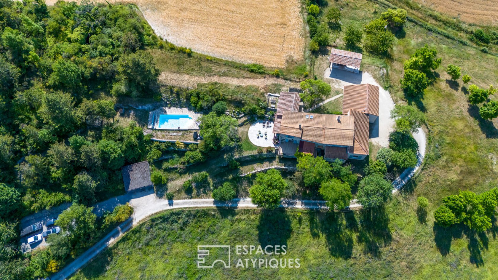 Maison en pierre avec piscine et vue dégagée – Collines de Crest
