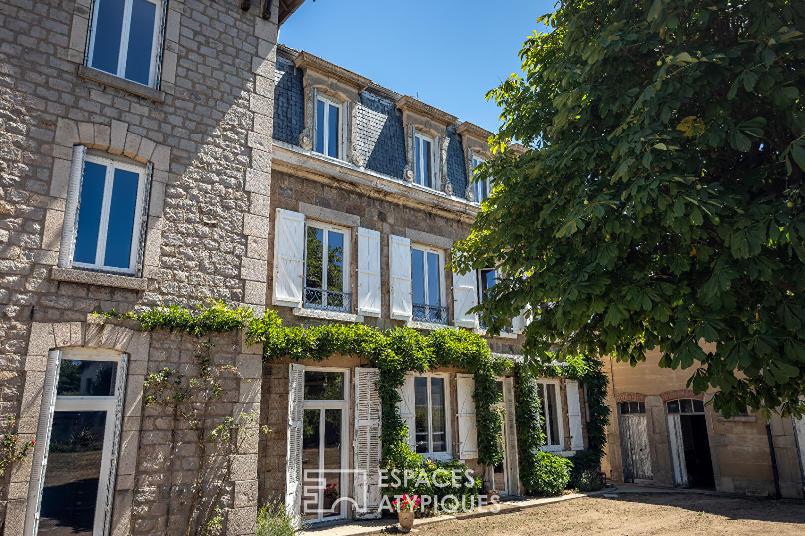 Bourgeois house with outbuildings in Ardèche Verte.