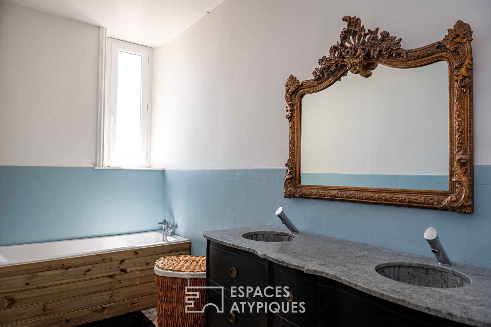 Maison bourgeoise avec dépendances, en Ardèche Verte.