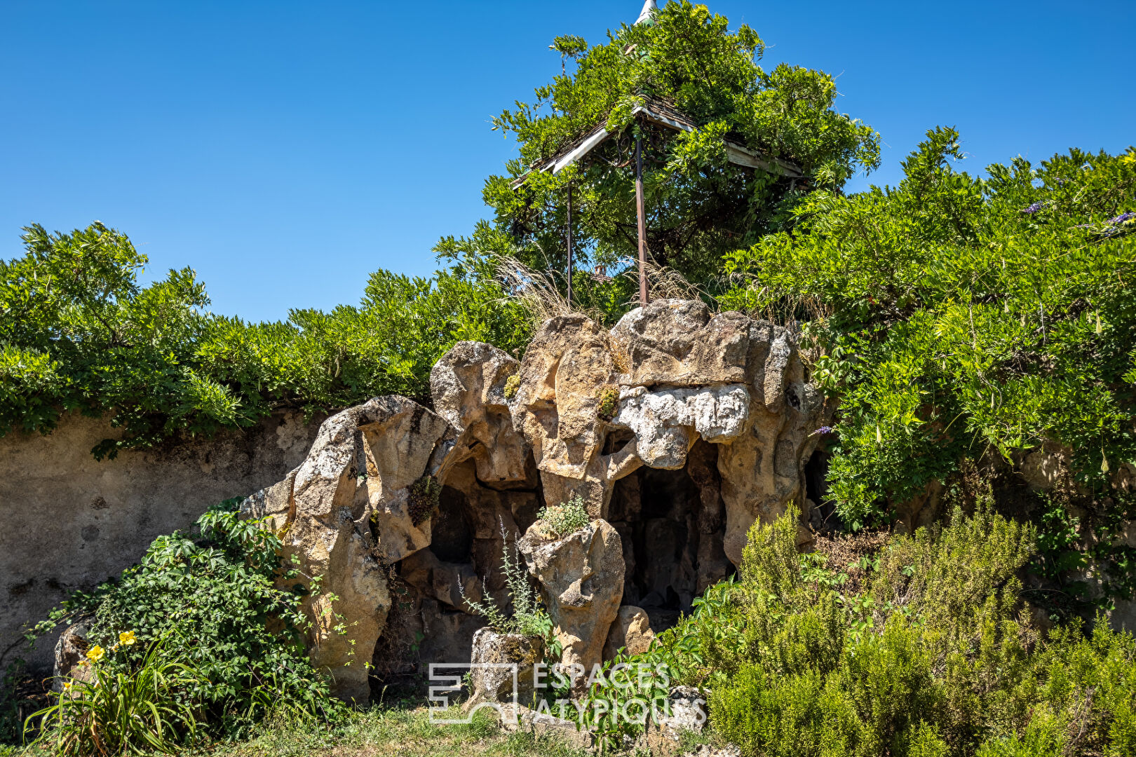 Maison bourgeoise avec dépendances, en Ardèche Verte.