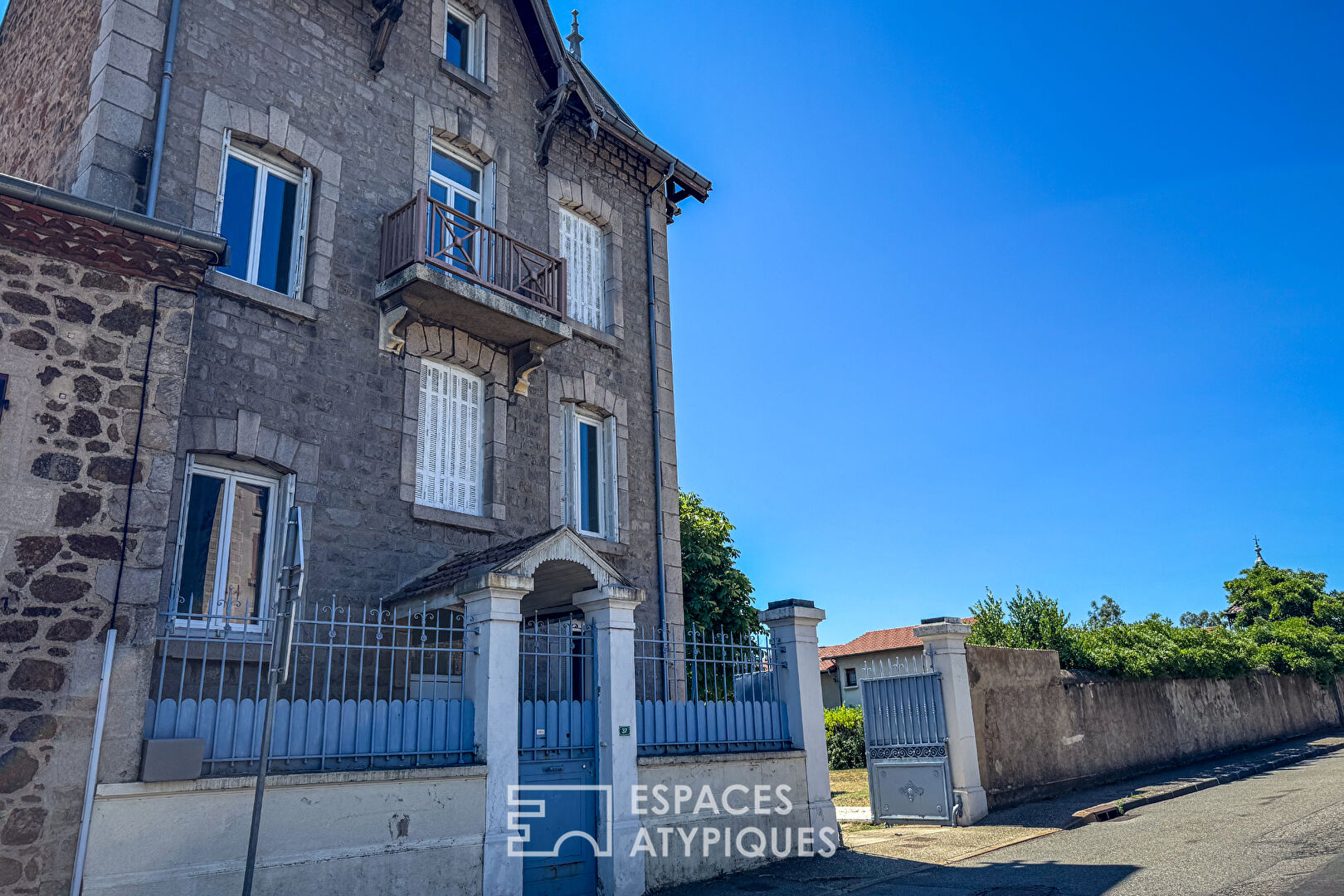 Bourgeois house with outbuildings in Ardèche Verte.