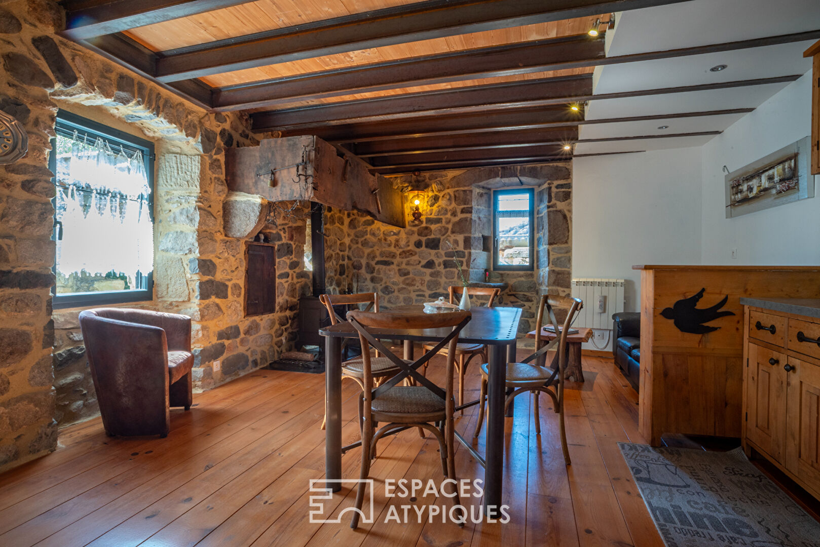 Ensemble de deux maisons en pierre rénovées avec vue et coin de rivière privé