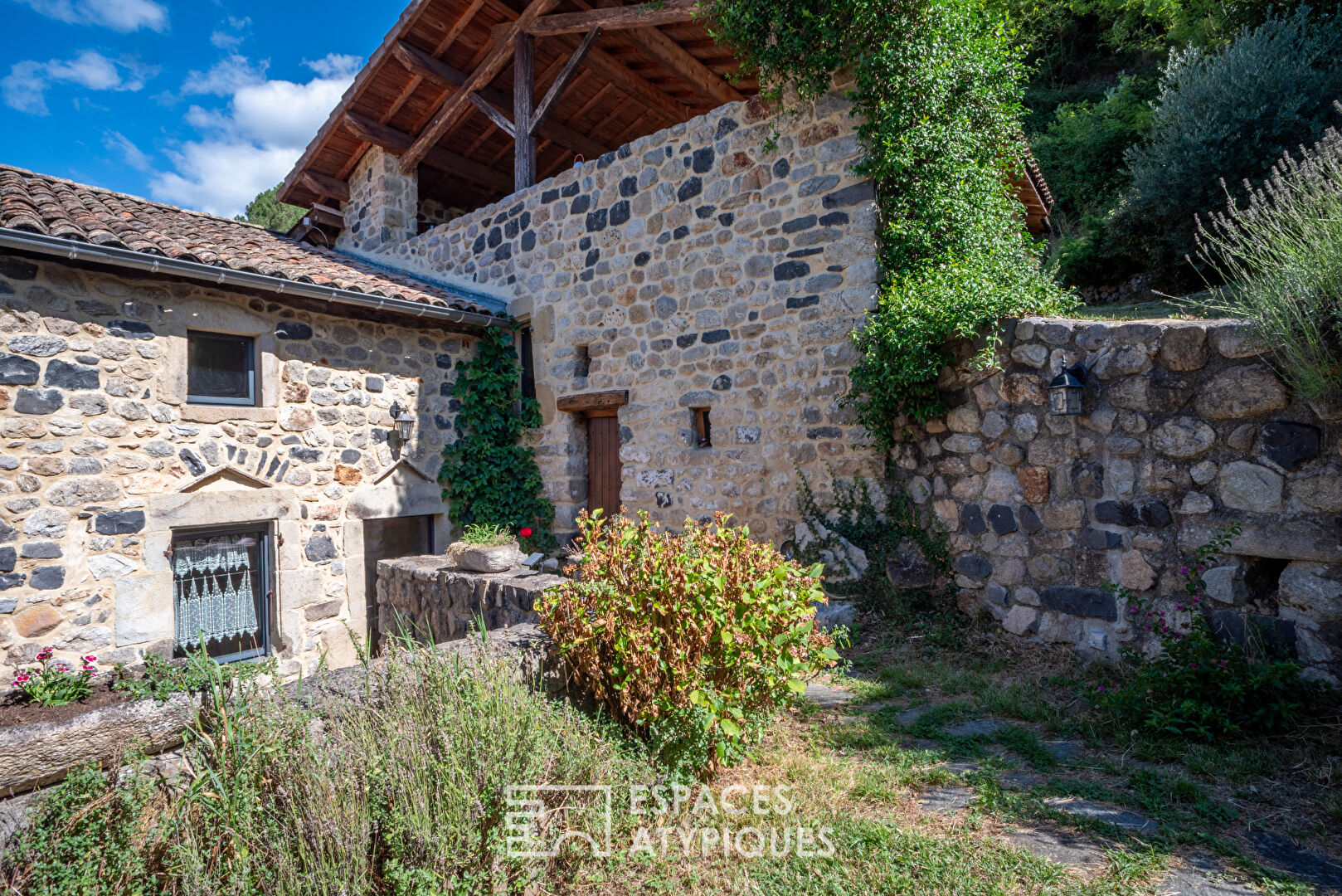 Ensemble de deux maisons en pierre rénovées avec vue et coin de rivière privé