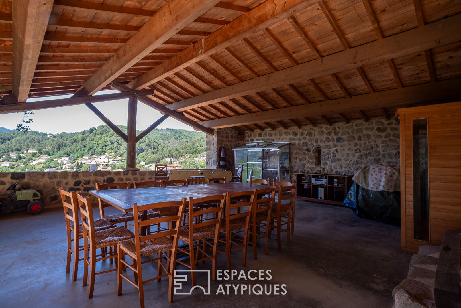 Ensemble de deux maisons en pierre rénovées avec vue et coin de rivière privé