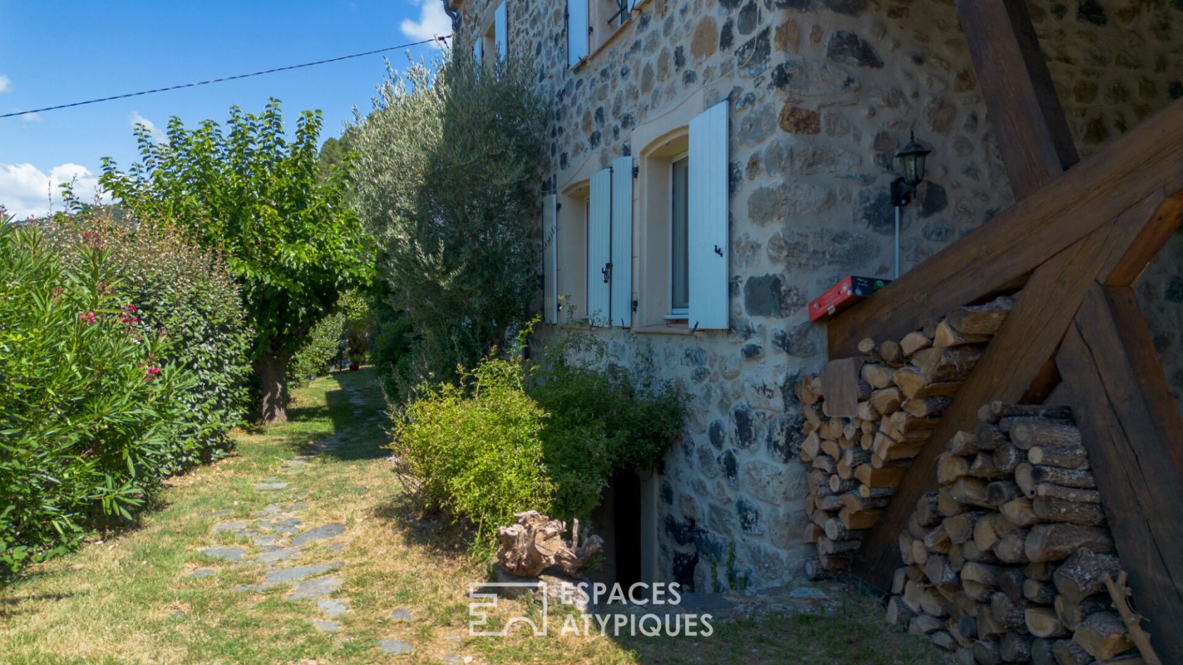 Ensemble de deux maisons en pierre rénovées avec vue et coin de rivière privé