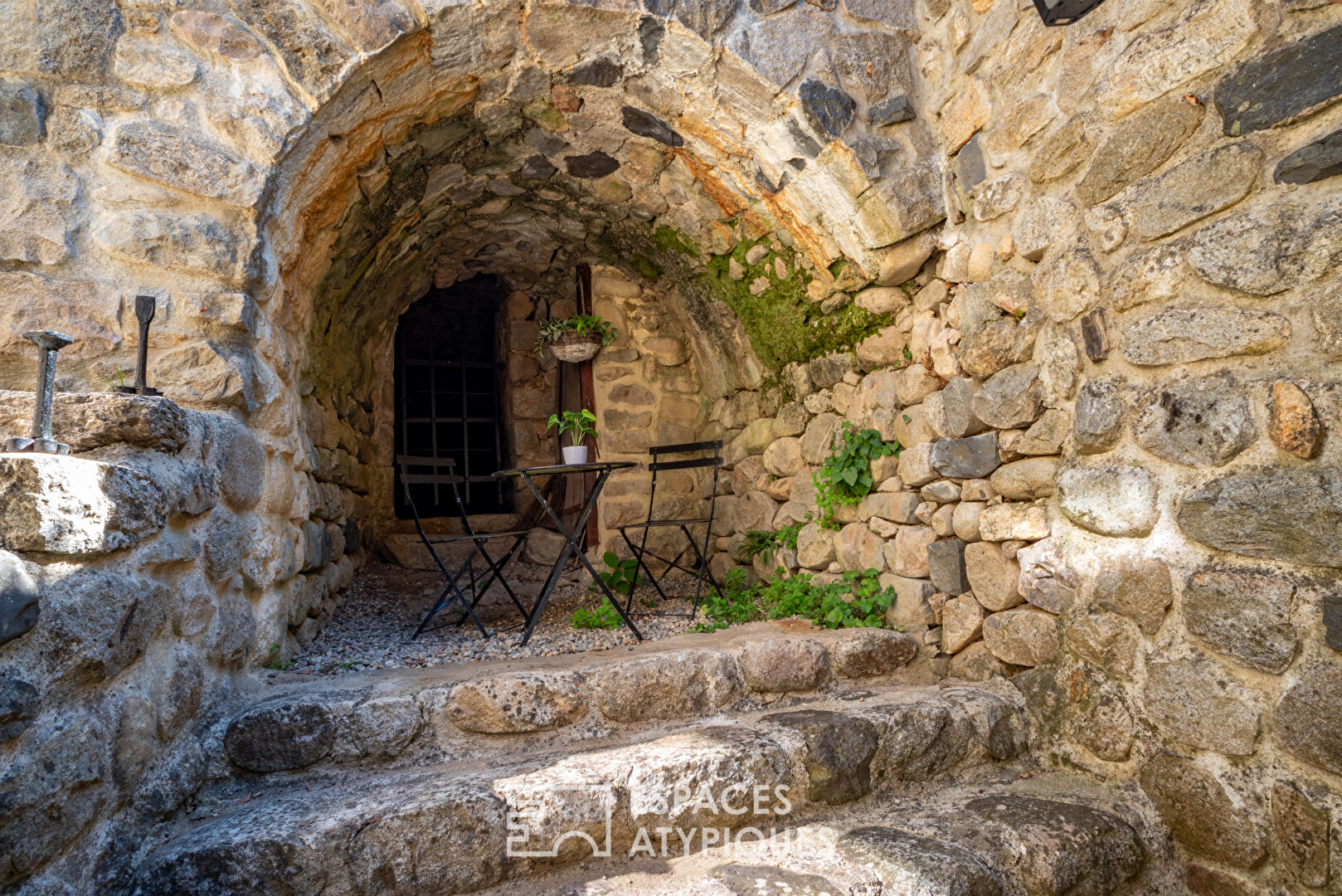 Ensemble de deux maisons en pierre rénovées avec vue et coin de rivière privé