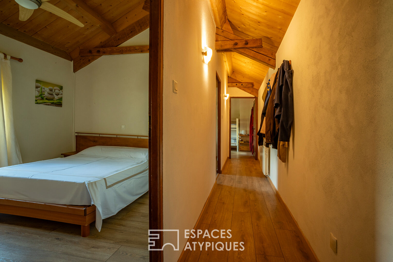 Ensemble de deux maisons en pierre rénovées avec vue et coin de rivière privé