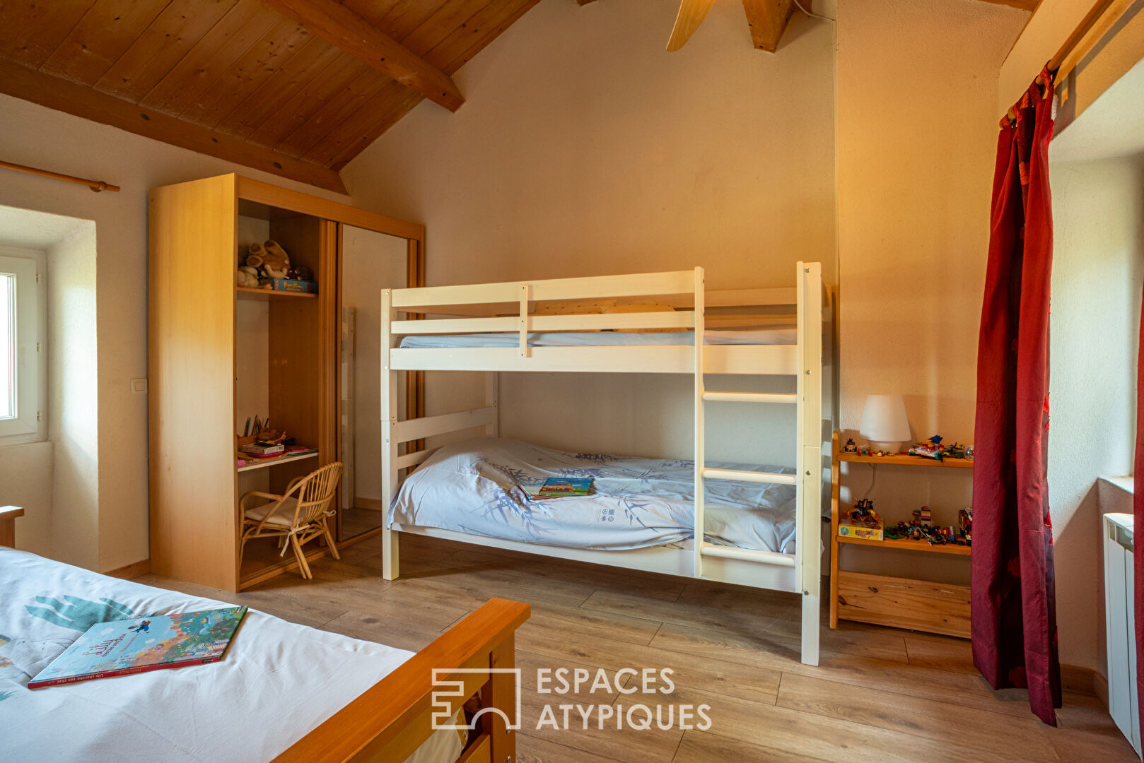 Ensemble de deux maisons en pierre rénovées avec vue et coin de rivière privé