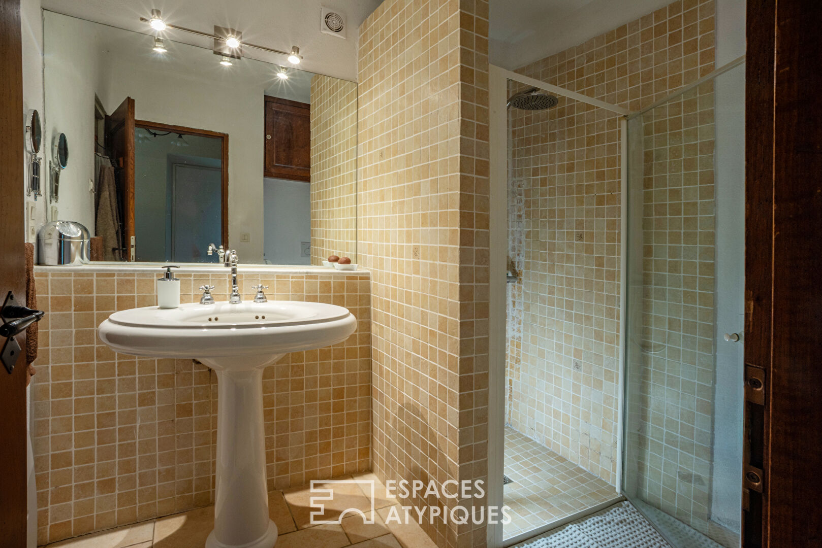 Ensemble de deux maisons en pierre rénovées avec vue et coin de rivière privé