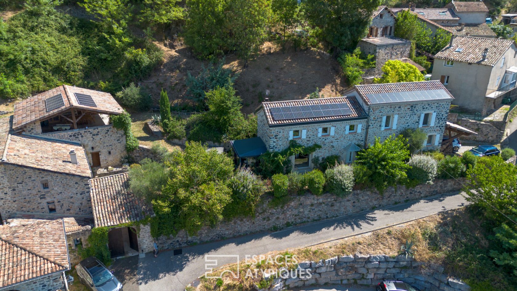 Ensemble de deux maisons en pierre rénovées avec vue et coin de rivière privé