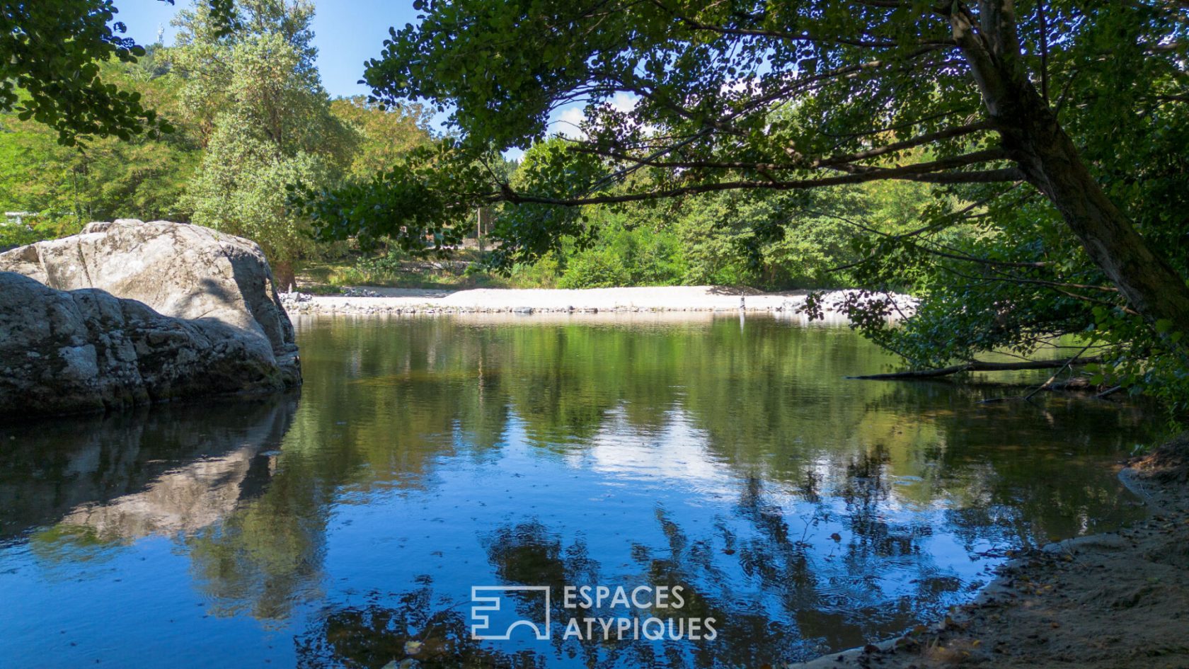 Ensemble de deux maisons en pierre rénovées avec vue et coin de rivière privé