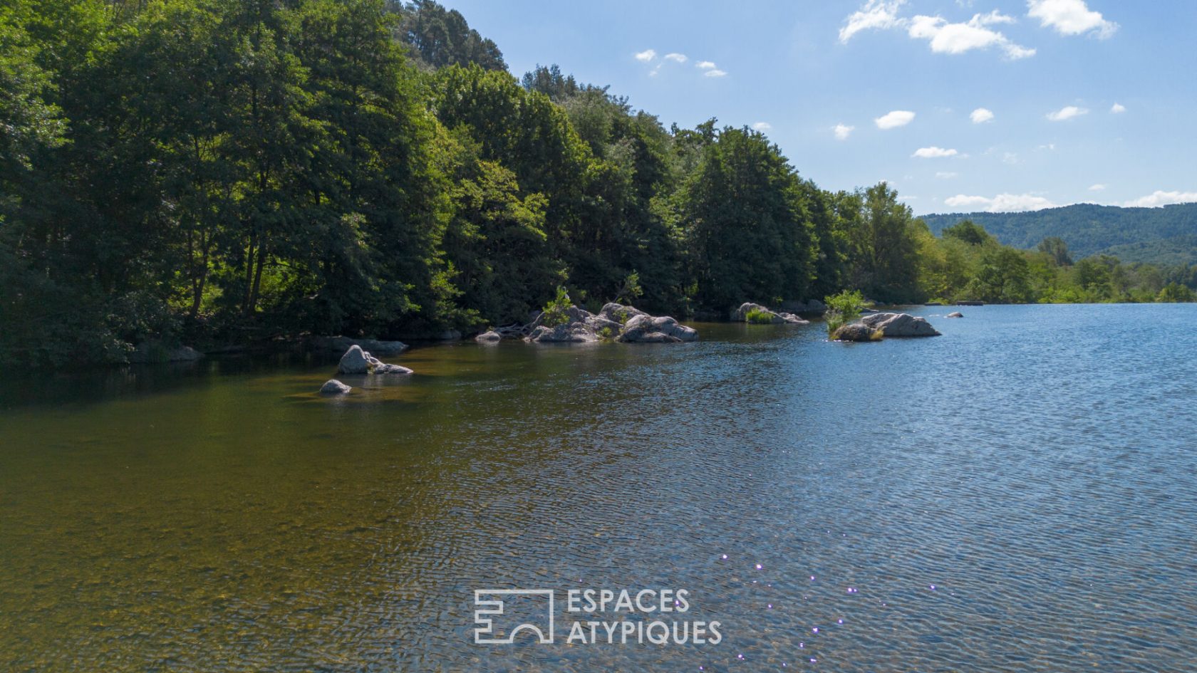 Ensemble de deux maisons en pierre rénovées avec vue et coin de rivière privé