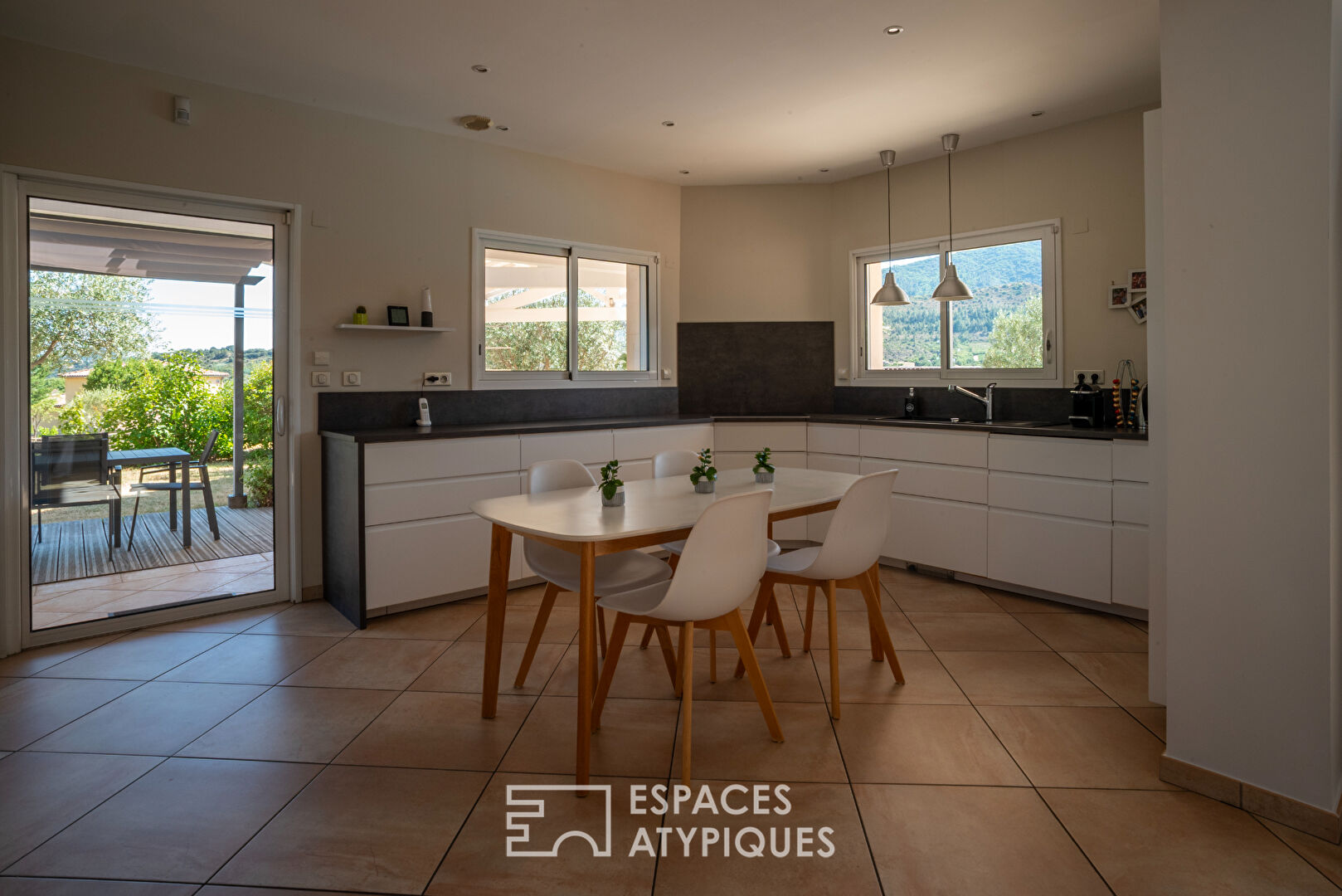 Séduisante villa d’architecte contemporaine à la vue imprenable