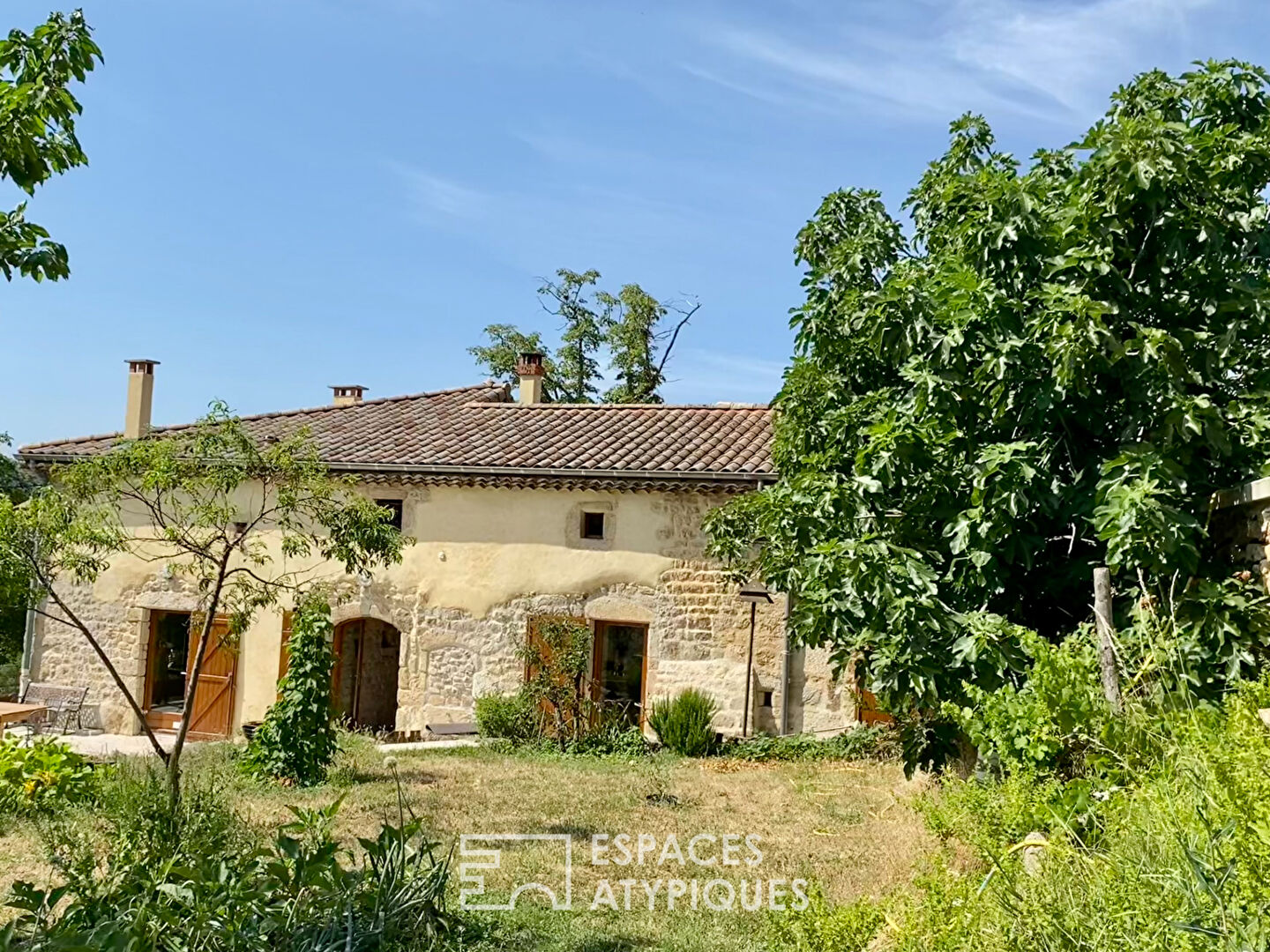 Vaste corps de ferme rénové, en Ardèche Verte.