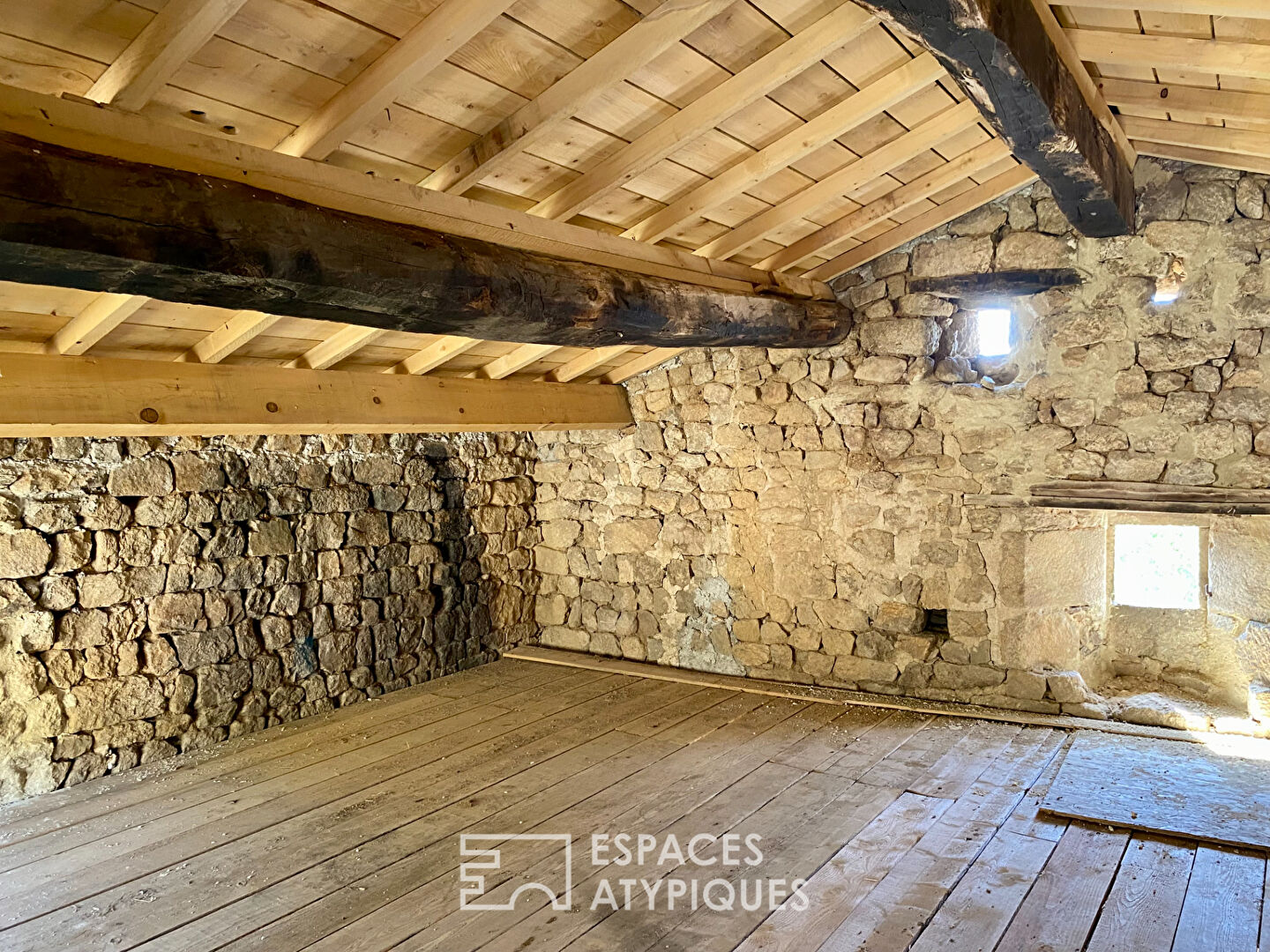 Vaste corps de ferme rénové, en Ardèche Verte.