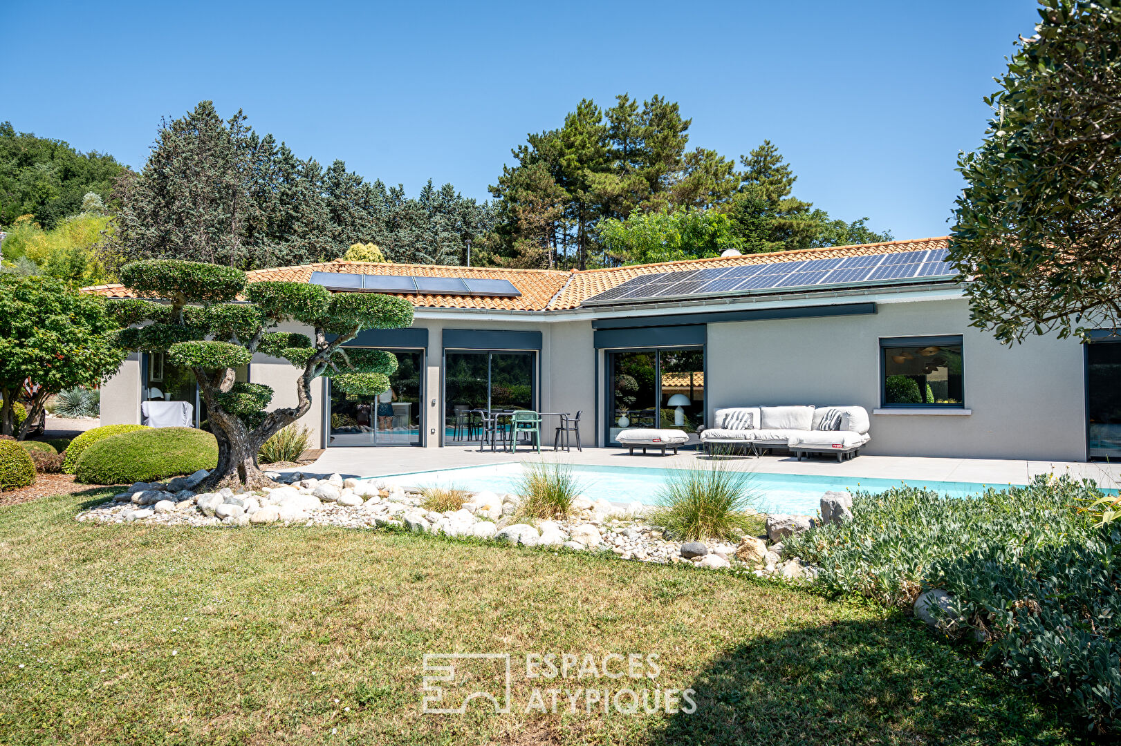 Maison contemporaine d’exception avec piscine et vue dégagée proche de Valence
