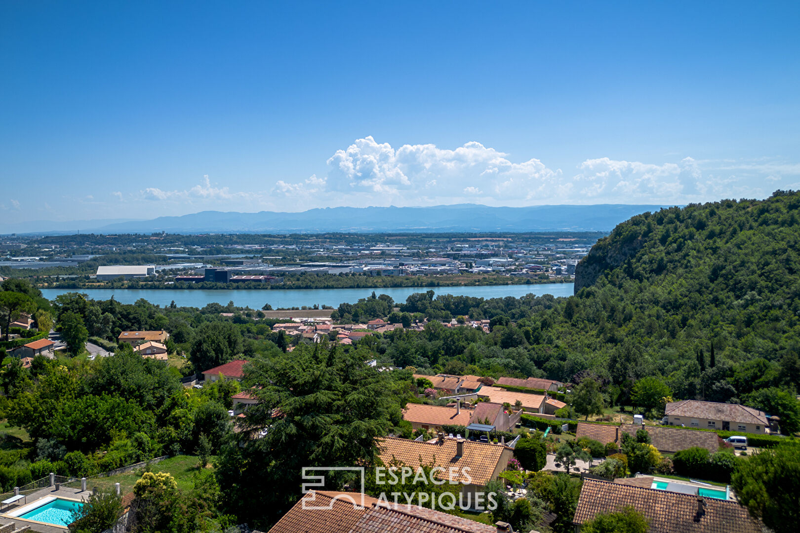 Maison contemporaine d’exception avec piscine et vue dégagée proche de Valence