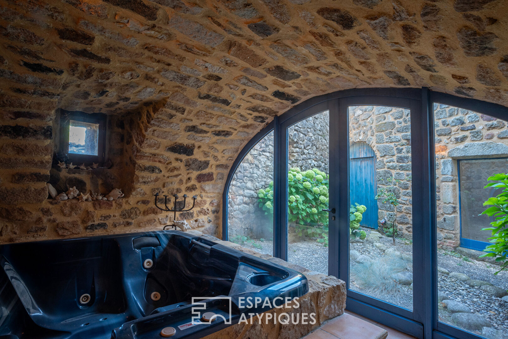 Magnanerie de  charme avec  vue, piscine et grand terrain arboré
