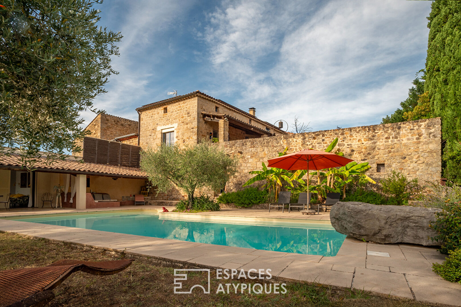 Magnanerie de  charme avec  vue, piscine et grand terrain arboré