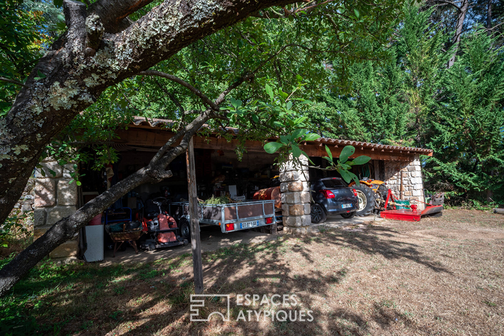Magnanerie de  charme avec  vue, piscine et grand terrain arboré