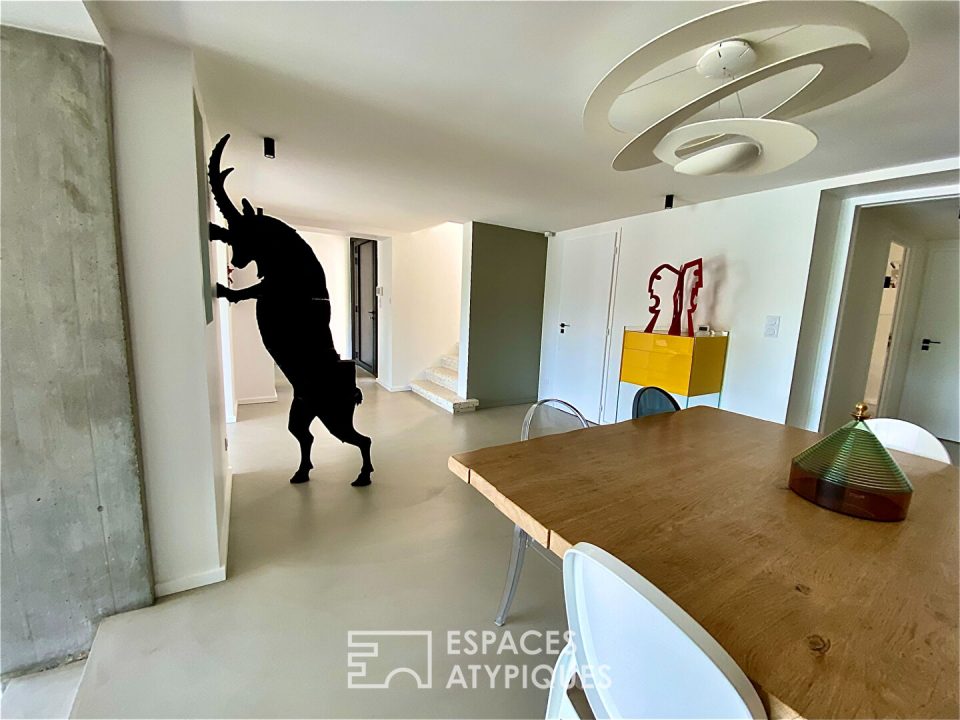 Cette villa moderne a tissé en Ardèche, un cadre de vie sur mesure