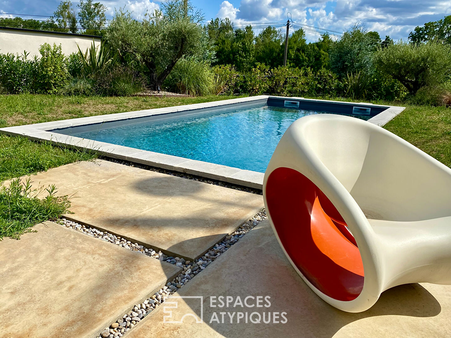 This modern villa in Ardèche offers a tailor-made living environment.