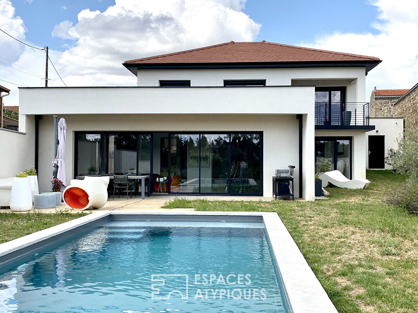 This modern villa in Ardèche offers a tailor-made living environment.