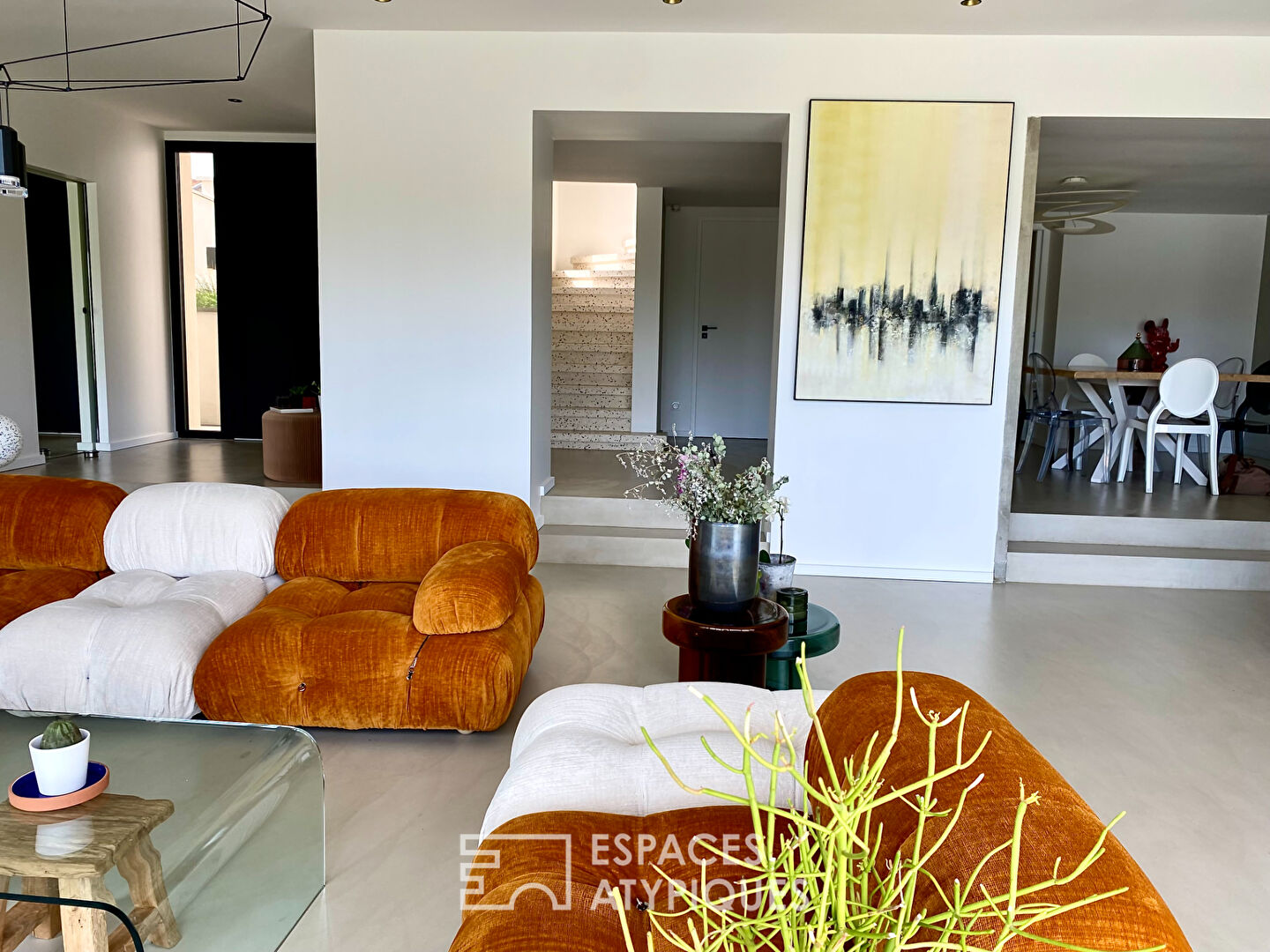 This modern villa in Ardèche offers a tailor-made living environment.