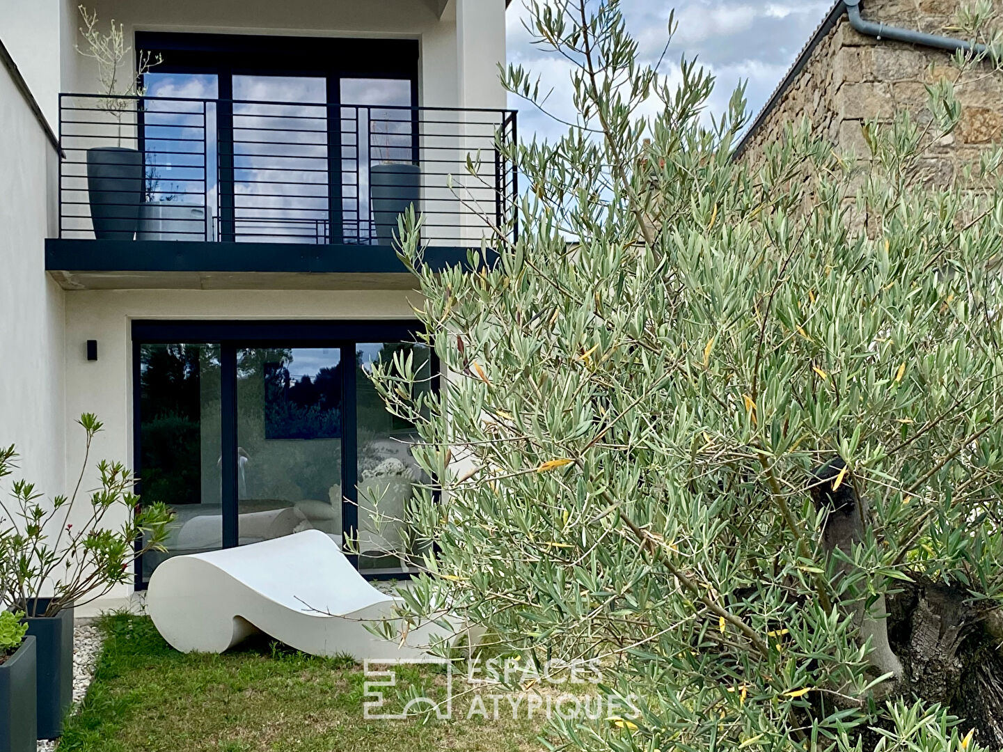 This modern villa in Ardèche offers a tailor-made living environment.