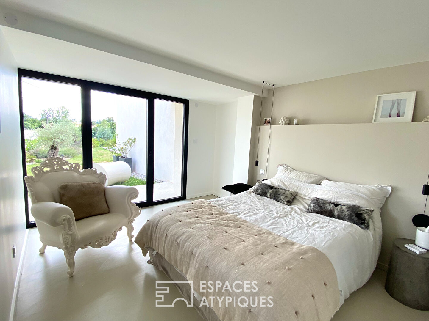 This modern villa in Ardèche offers a tailor-made living environment.