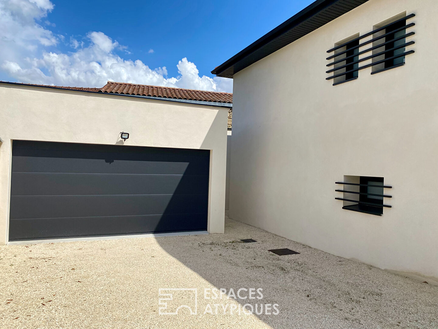 This modern villa in Ardèche offers a tailor-made living environment.