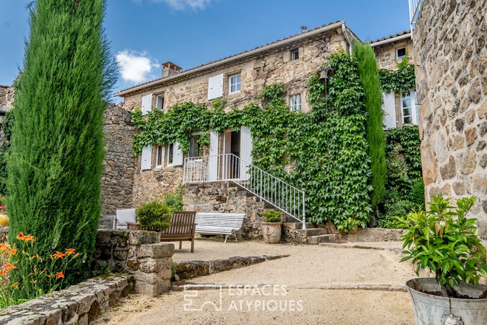 Maison ancienne de caractère avec piscine