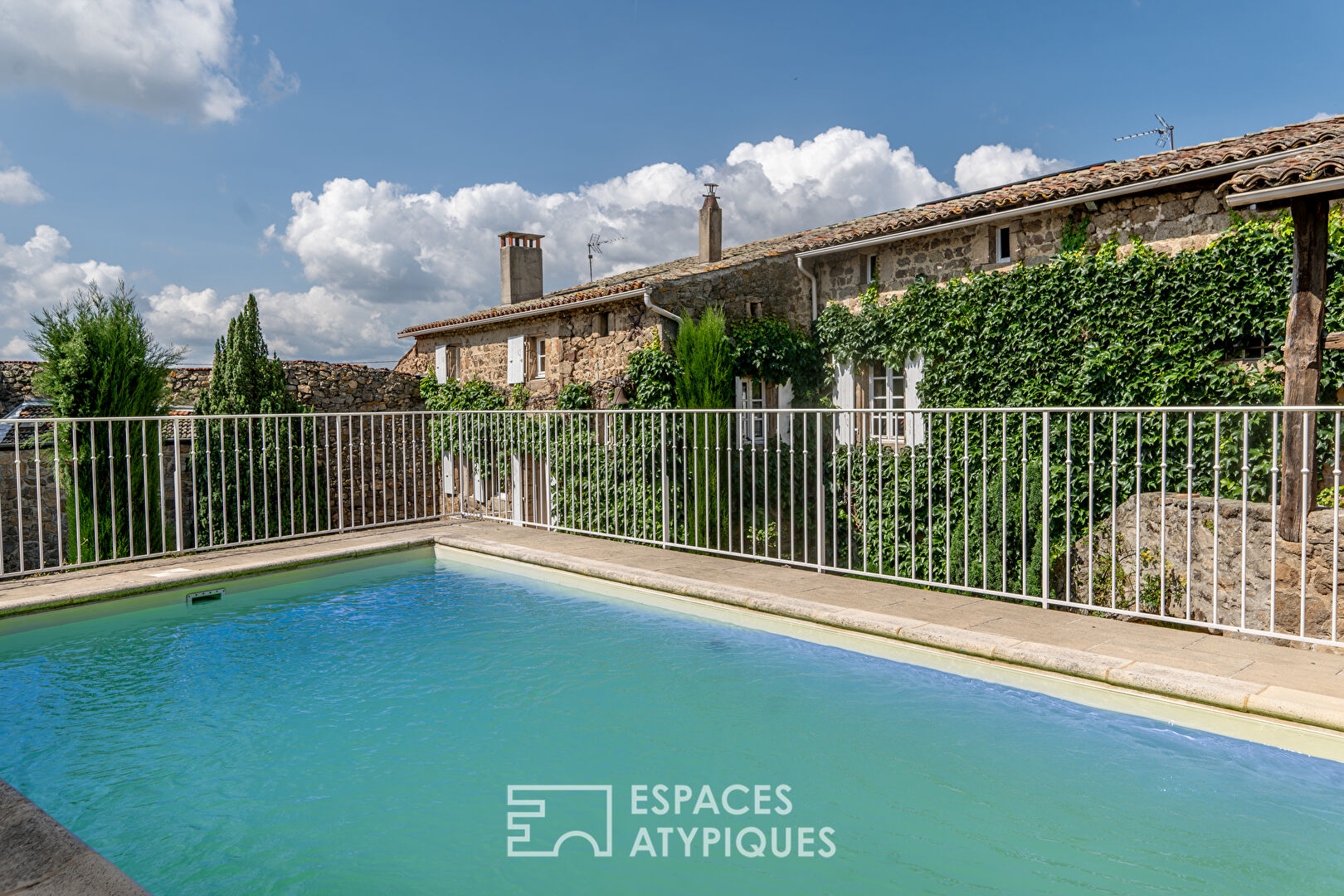 Maison ancienne de caractère avec piscine