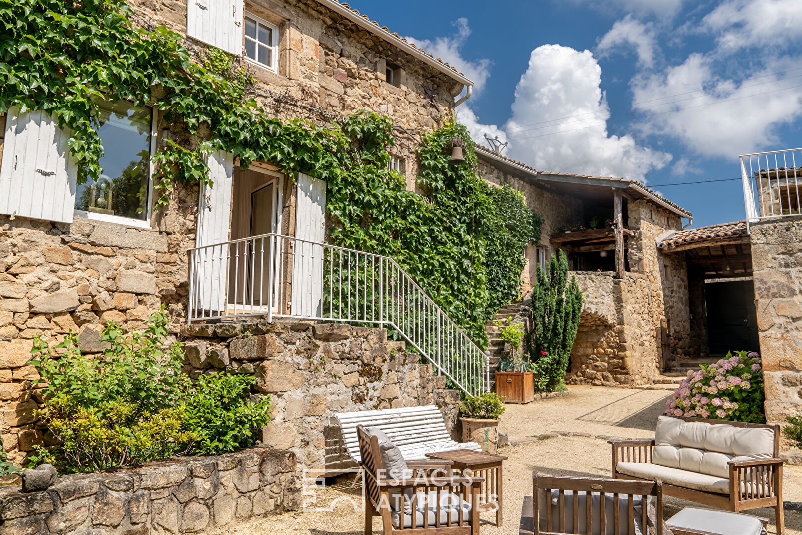 Maison ancienne de caractère avec piscine