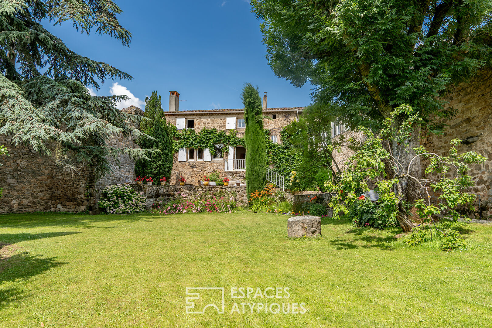 Maison ancienne de caractère avec piscine