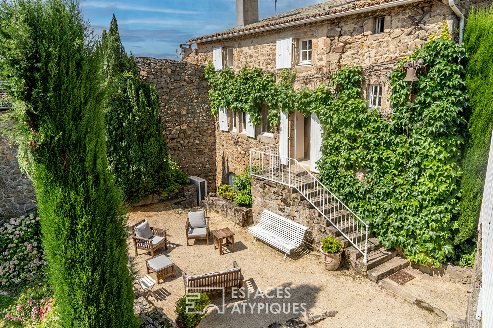 Maison ancienne de caractère avec piscine