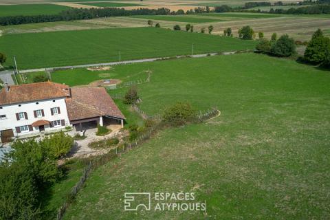 Ferme en pisé à rénover avec dépendances et 2 hectares de terrain