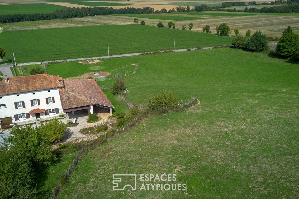 Ferme en pisé à rénover avec dépendances et 2 hectares de terrain