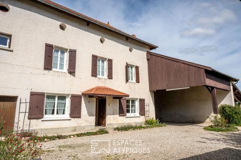 Ferme en pisé à rénover avec dépendances et 2 hectares de terrain