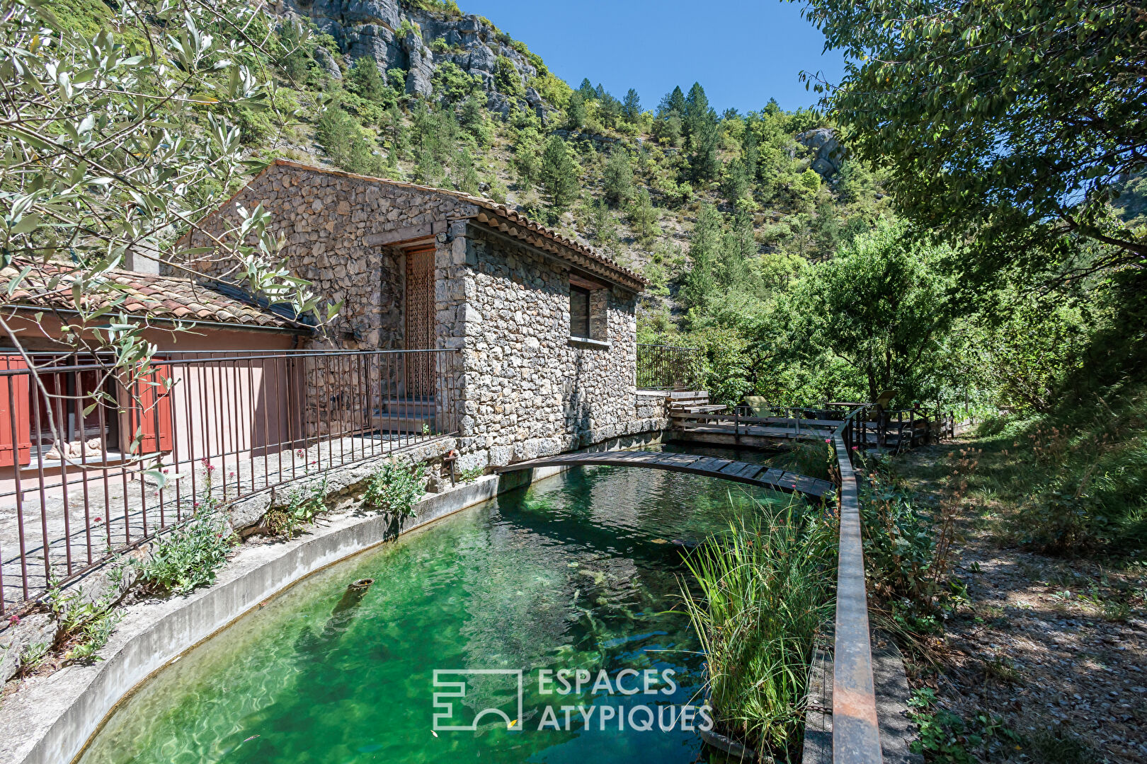 Maison en pierre avec source et bassin naturel ? Drôme provençale