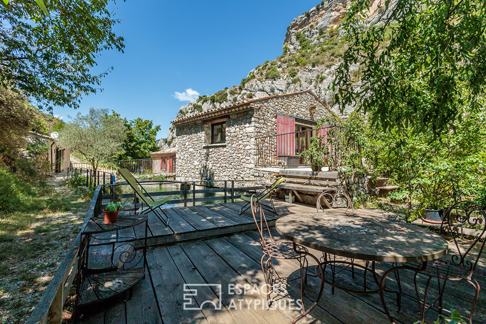 Maison en pierre avec source et bassin naturel – Drôme provençale