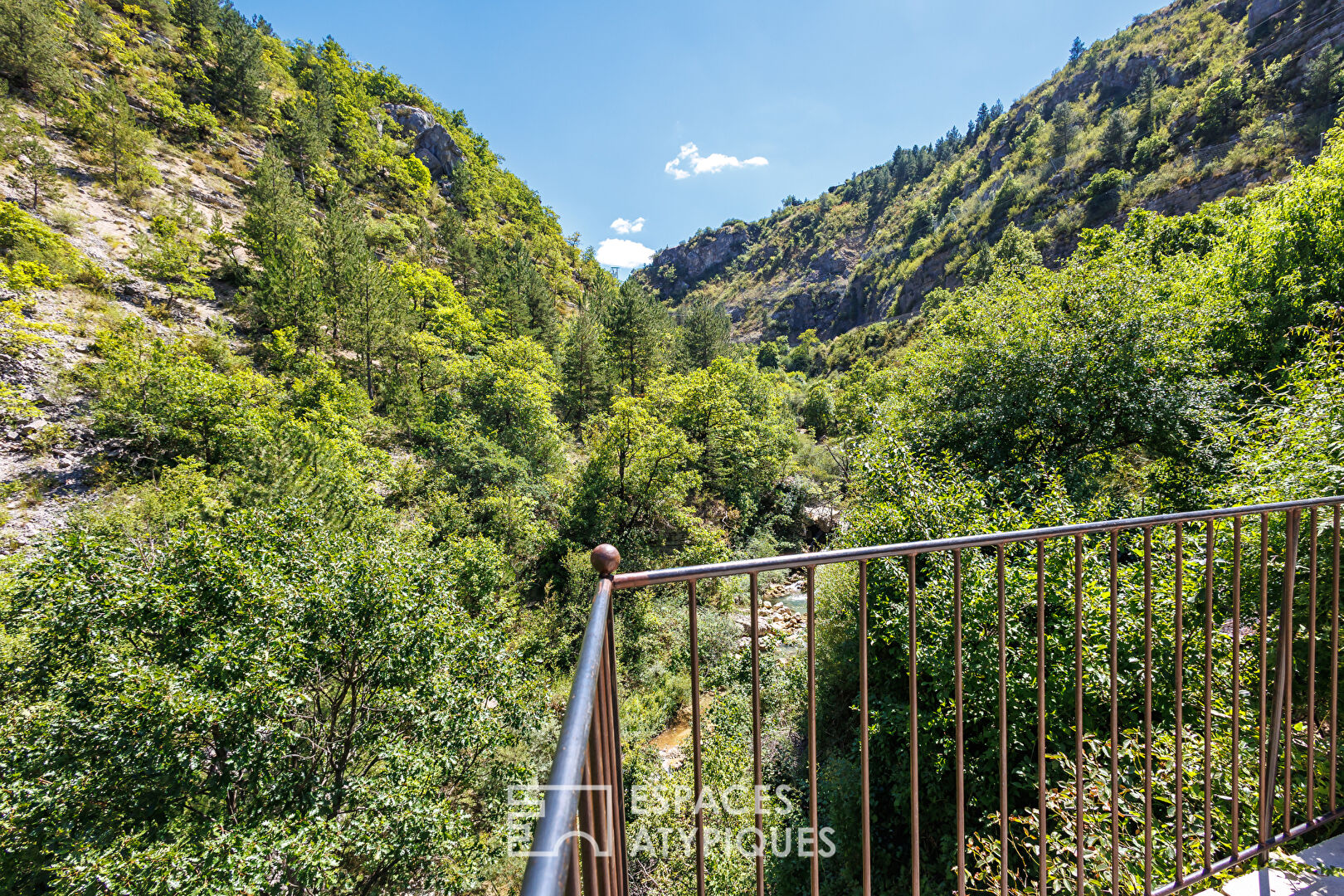 Maison en pierre avec source et bassin naturel – Drôme provençale